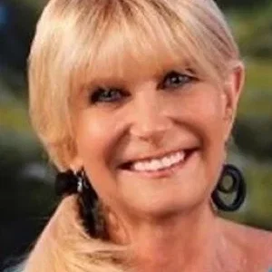  Lynne Kitei