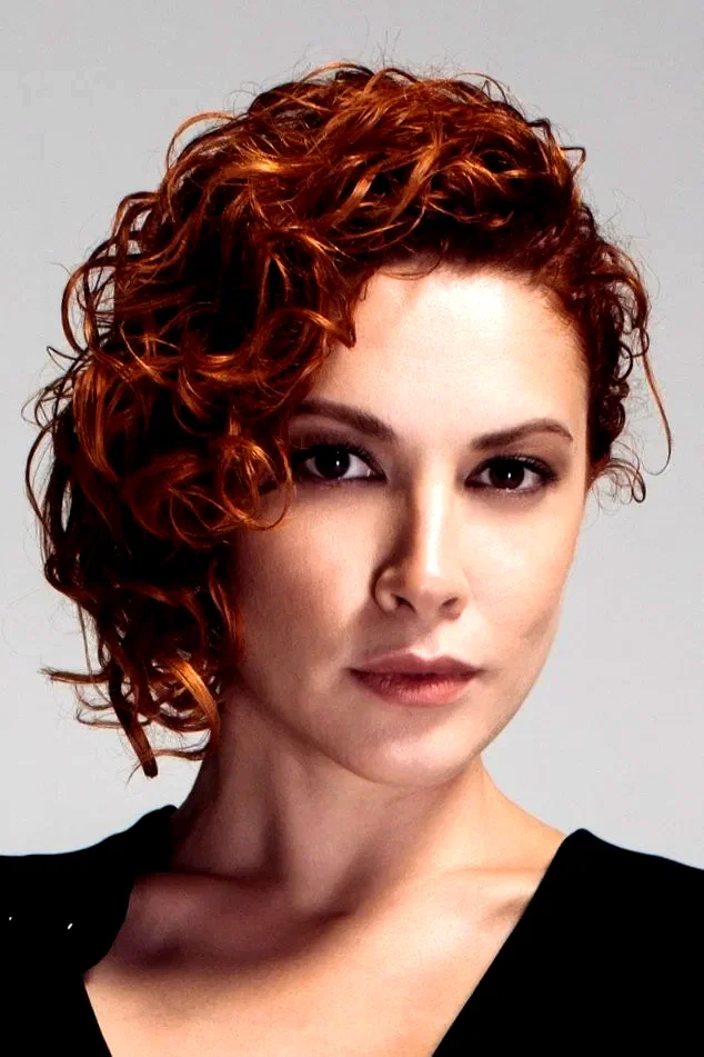  Açelya Topaloğlu