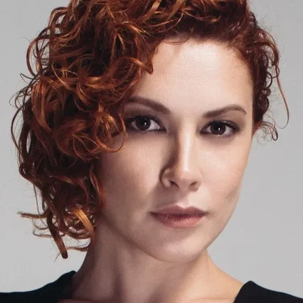  Açelya Topaloğlu