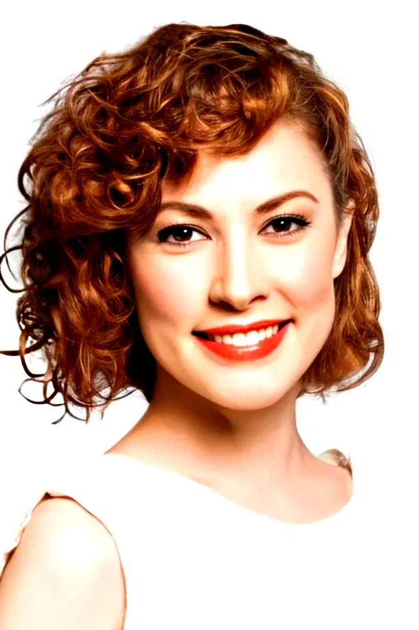  Açelya Topaloğlu