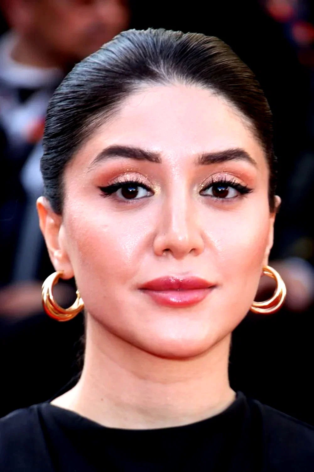  Niusha Akhshi