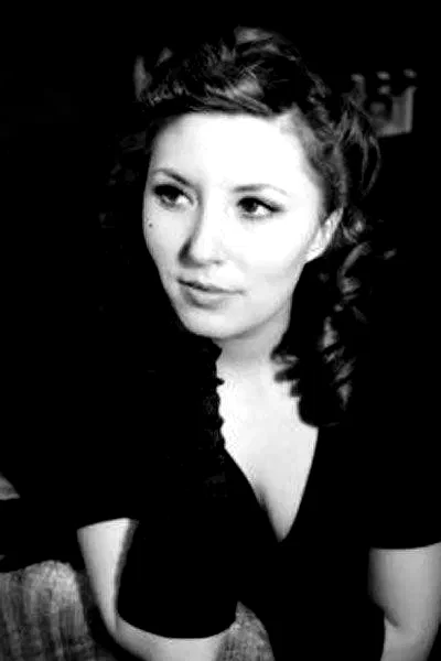  Angela Clarke