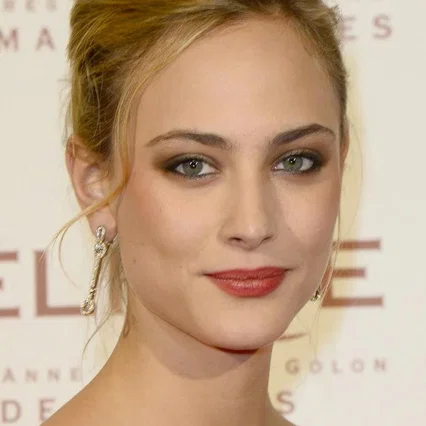 Nora Arnezeder