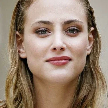 Nora Arnezeder