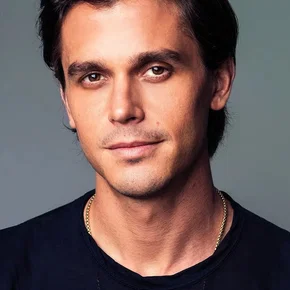 Photo star :  Antoni Porowski