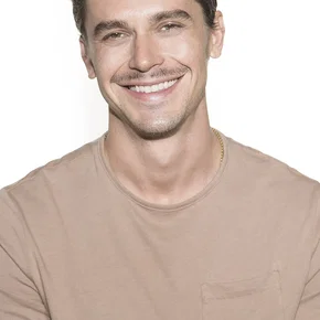 Photo star :  Antoni Porowski