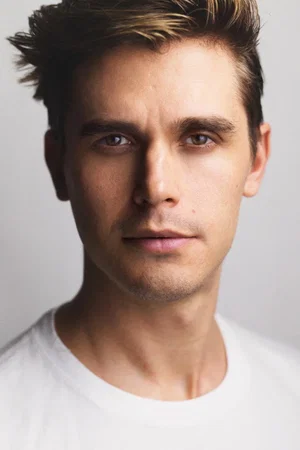  Antoni Porowski photo