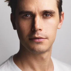 Photo star :  Antoni Porowski
