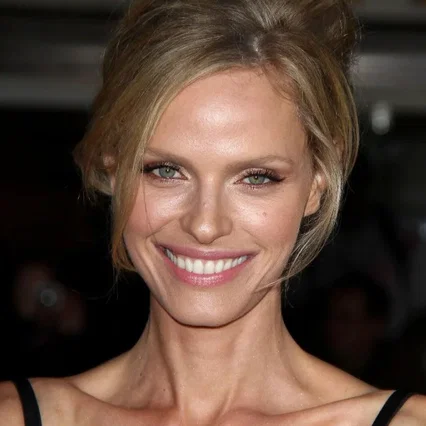  Rachel Roberts