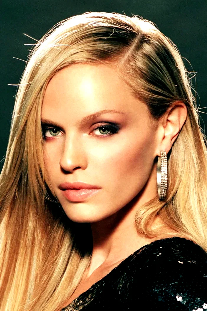  Rachel Roberts