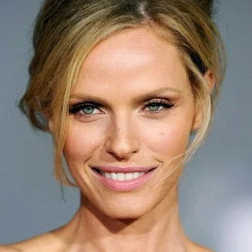  Rachel Roberts