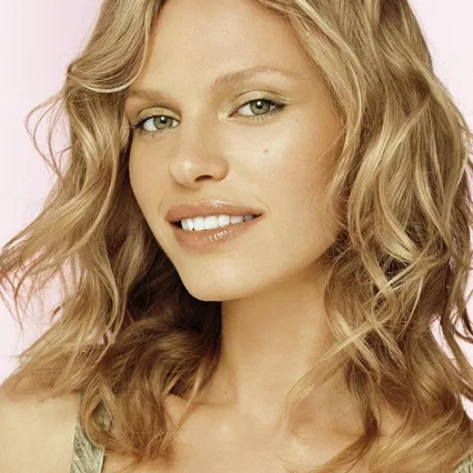 Rachel Roberts