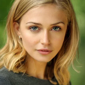 Photo star :  Sophie Simnett