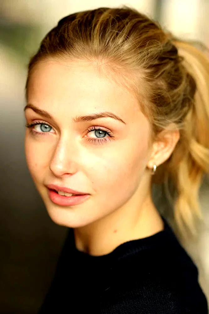  Sophie Simnett