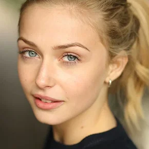 Photo star :  Sophie Simnett