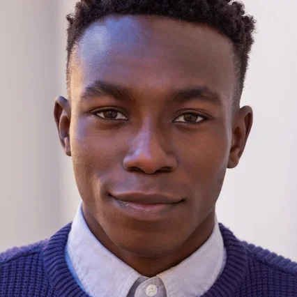  Olly Sholotan