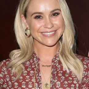 Photo star :  Becca Tobin