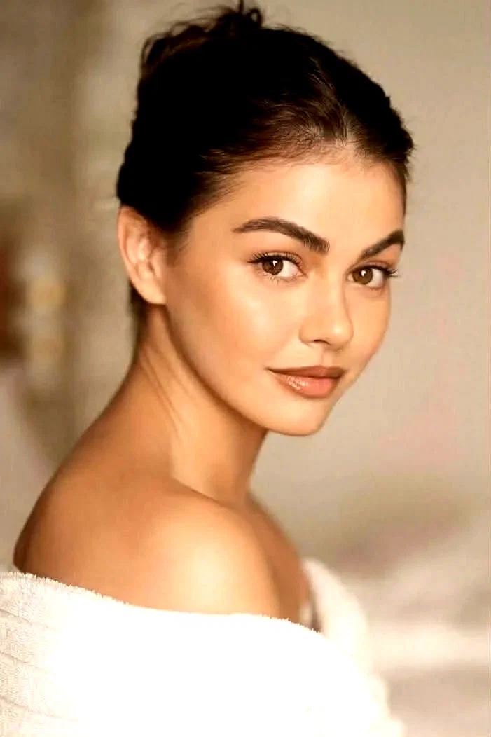  Janine Gutierrez