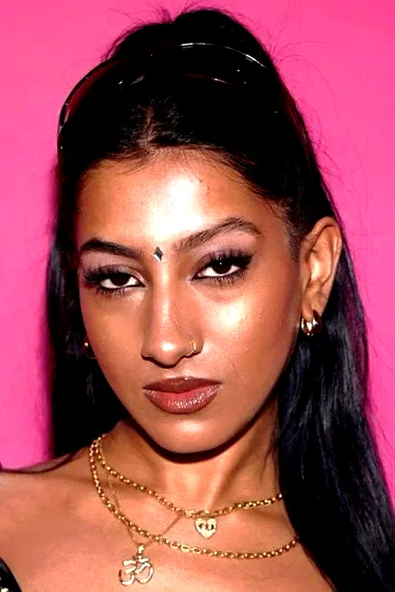  Lara Raj