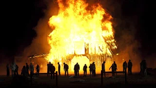 Image de Près du feu mourant