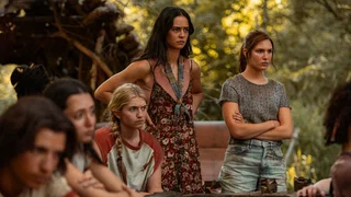 Image de 12 filles en colère et 1 Travis perché